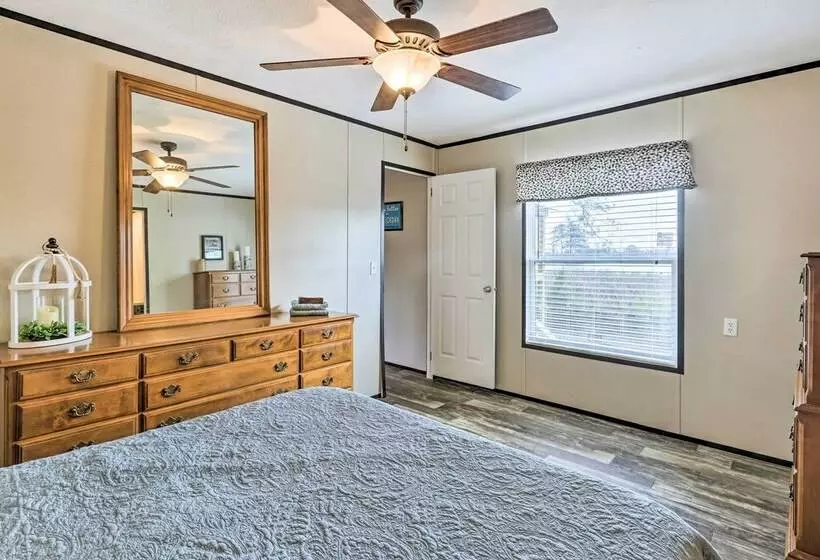 Lakefront Wetumpka Escape W/ Furnished Deck!