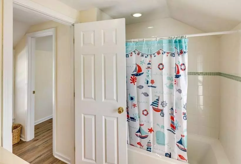 Milford Vacation Rental: Steps To The Beach!