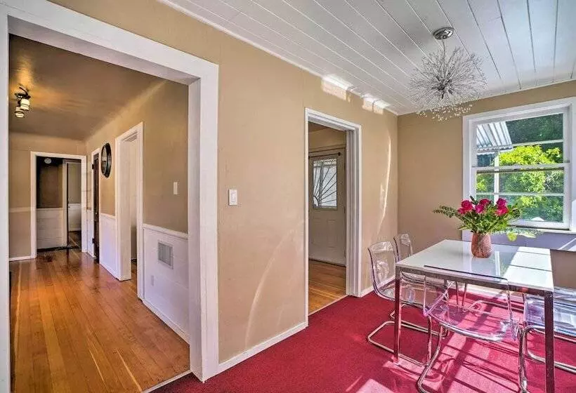 Sun Dappled Retreat: Walk To Restaurants!