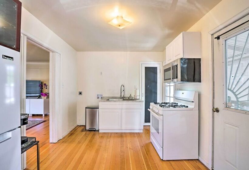 Sun Dappled Retreat: Walk To Restaurants!