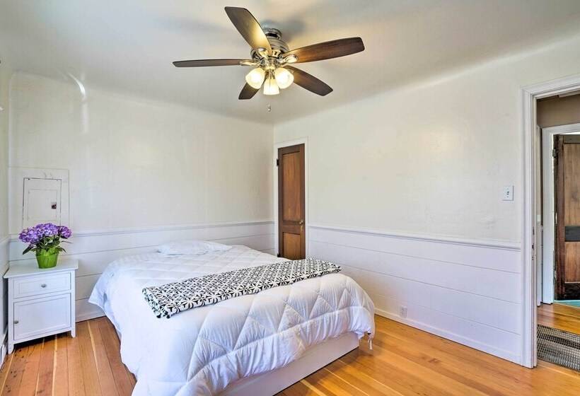 Sun Dappled Retreat: Walk To Restaurants!