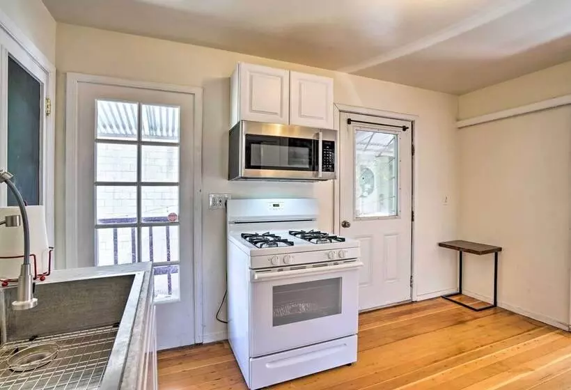 Sun Dappled Retreat: Walk To Restaurants!