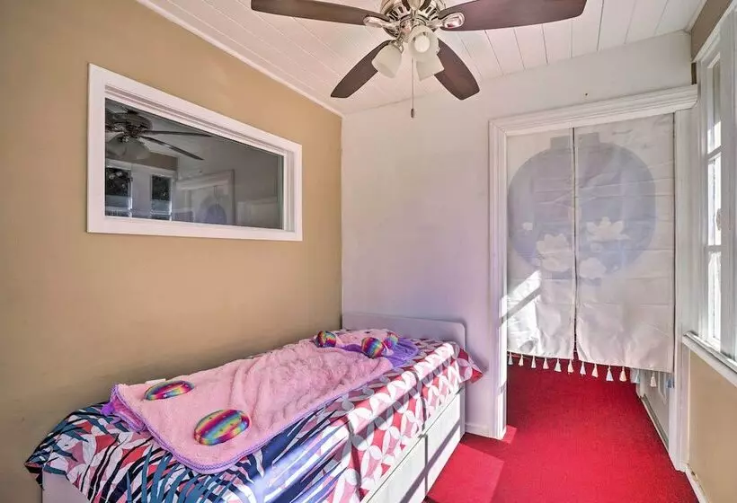 Sun Dappled Retreat: Walk To Restaurants!