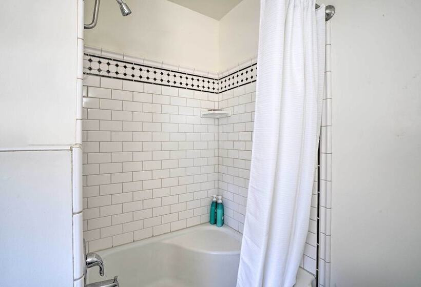 Sun Dappled Retreat: Walk To Restaurants!