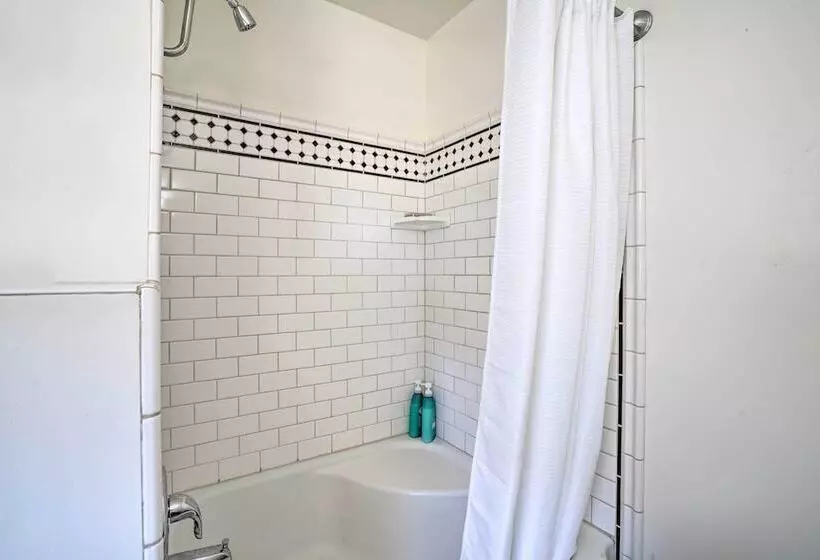 Sun Dappled Retreat: Walk To Restaurants!