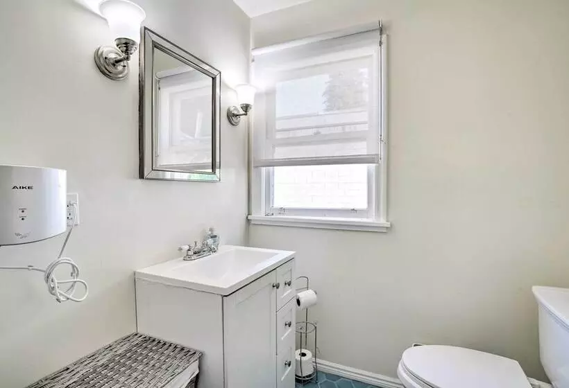 Sun Dappled Retreat: Walk To Restaurants!