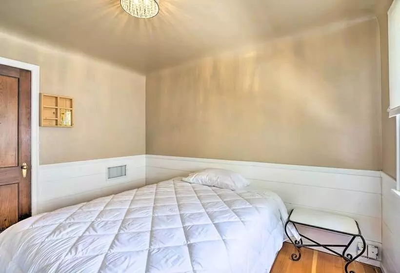 Sun Dappled Retreat: Walk To Restaurants!