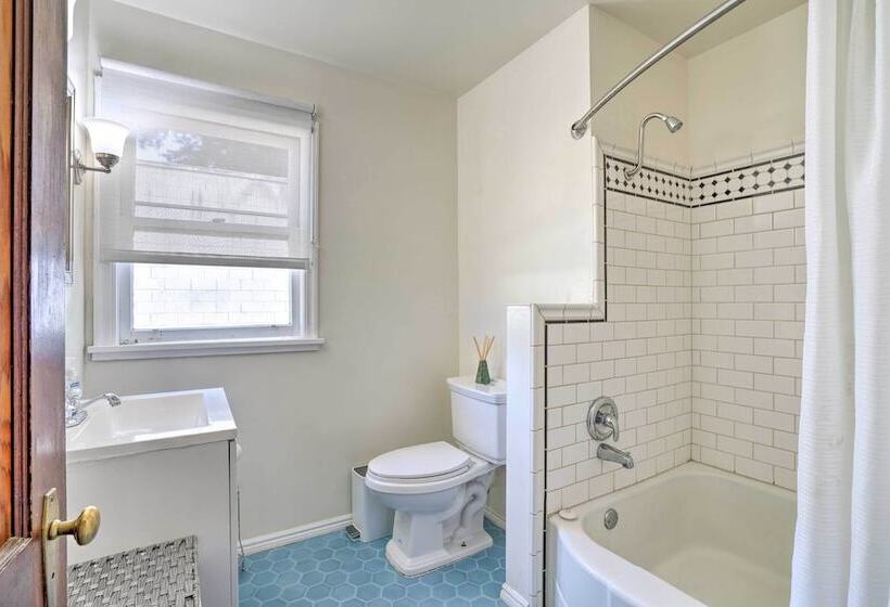 Sun Dappled Retreat: Walk To Restaurants!