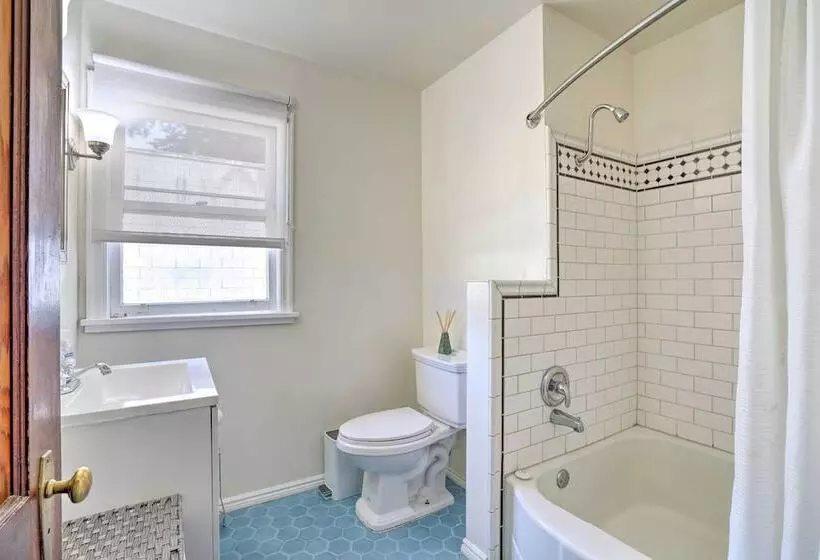 Sun Dappled Retreat: Walk To Restaurants!