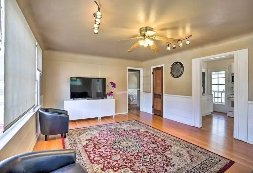 Sun Dappled Retreat: Walk To Restaurants!