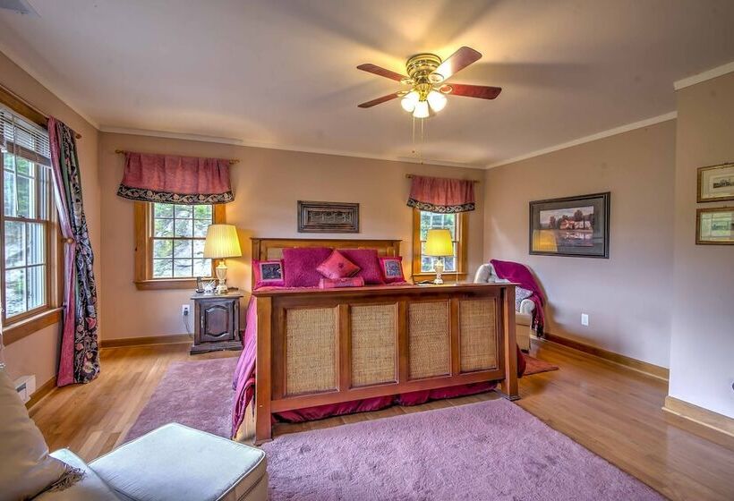 The Wow House    Sapphire Home W/ Deck & Views!