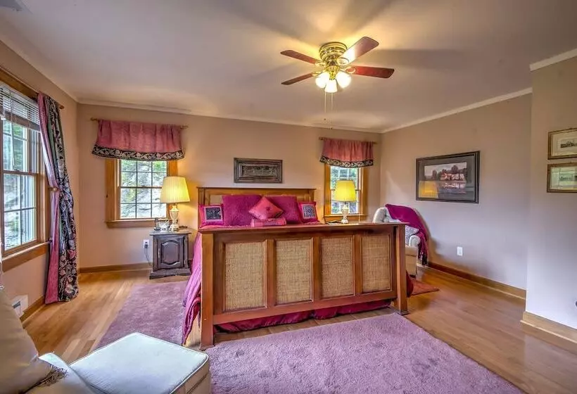 The Wow House    Sapphire Home W/ Deck & Views!