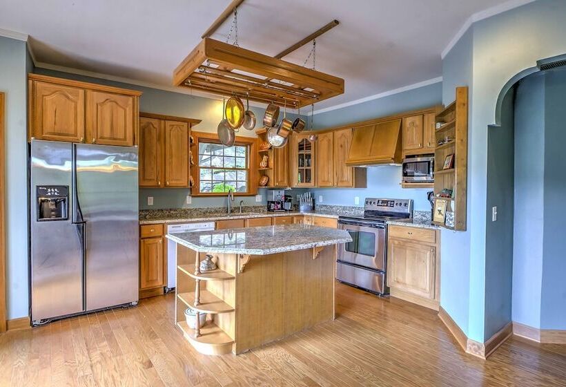 The Wow House    Sapphire Home W/ Deck & Views!