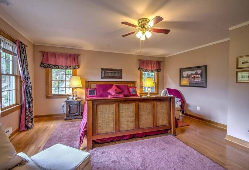 The Wow House    Sapphire Home W/ Deck & Views!