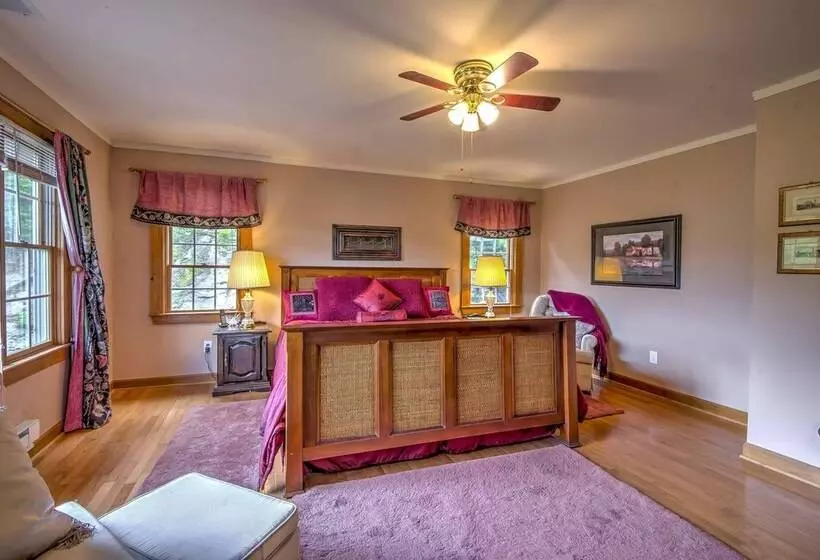 The Wow House    Sapphire Home W/ Deck & Views!