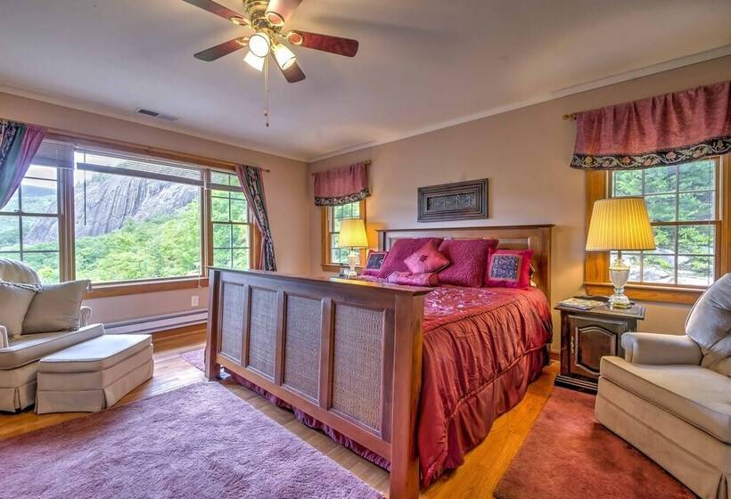 The Wow House    Sapphire Home W/ Deck & Views!