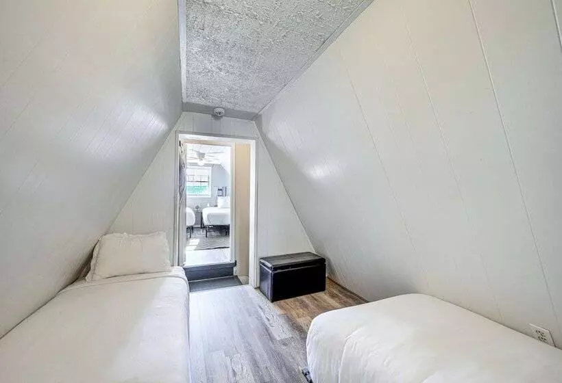 Discover Lakeside Bliss At Jackson Lake!