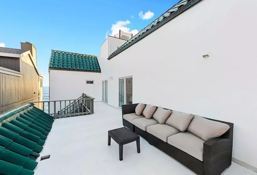 Beachfront Malibu House W/ Sauna & Ocean View Deck