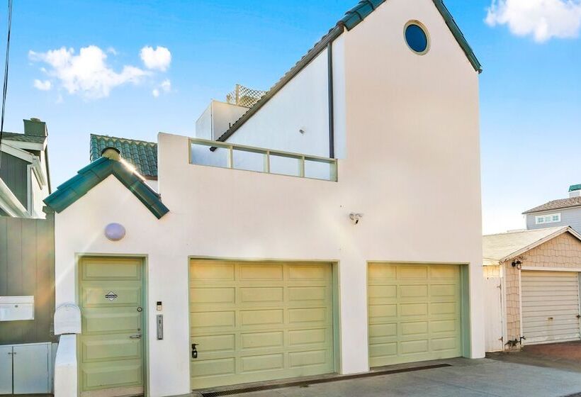 Beachfront Malibu House W/ Sauna & Ocean View Deck
