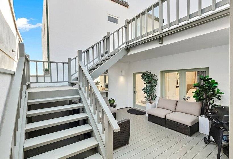 Beachfront Malibu House W/ Sauna & Ocean View Deck