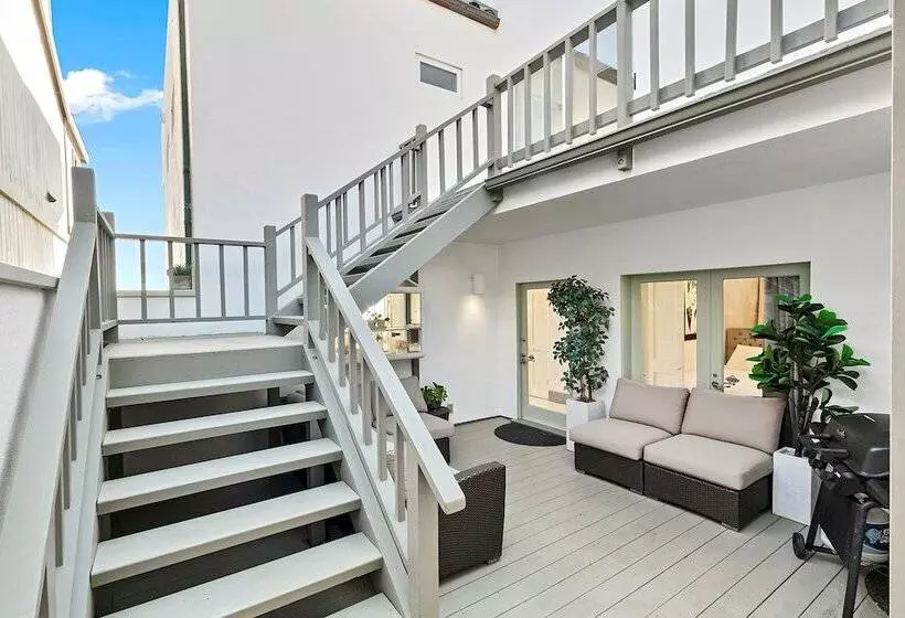 Beachfront Malibu House W/ Sauna & Ocean View Deck