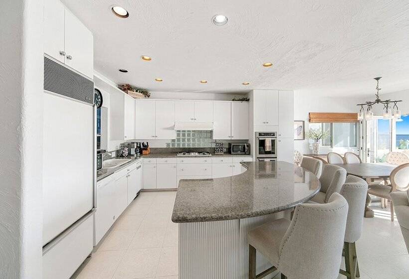 Beachfront Malibu House W/ Sauna & Ocean View Deck