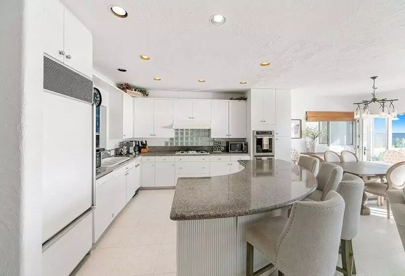 Beachfront Malibu House W/ Sauna & Ocean View Deck