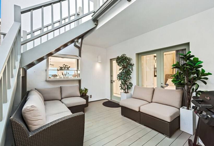 Beachfront Malibu House W/ Sauna & Ocean View Deck