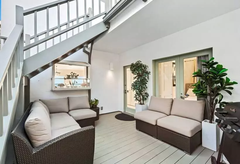 Beachfront Malibu House W/ Sauna & Ocean View Deck