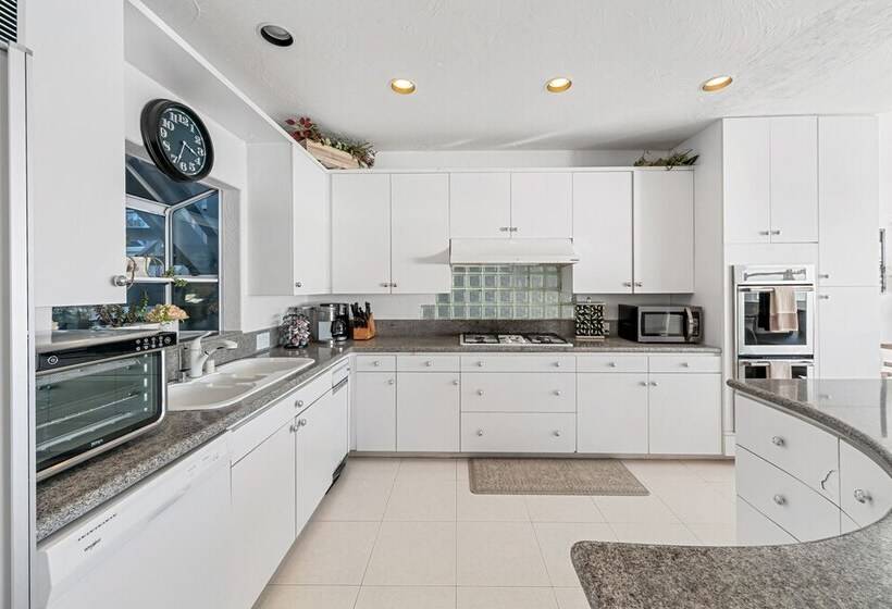Beachfront Malibu House W/ Sauna & Ocean View Deck