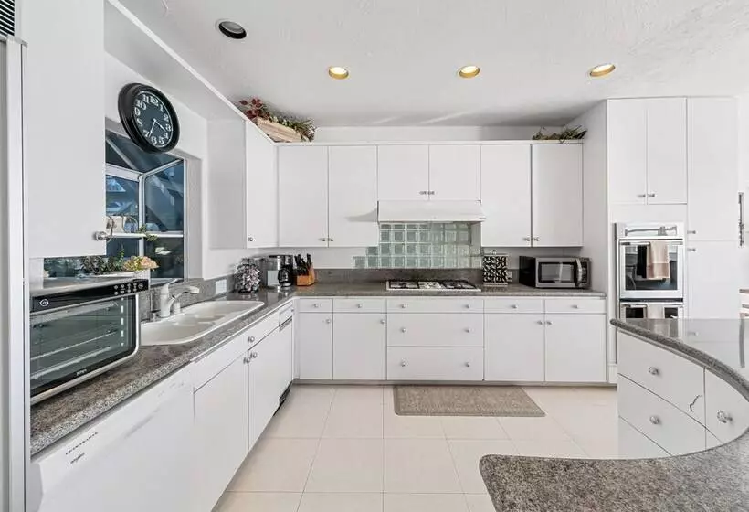 Beachfront Malibu House W/ Sauna & Ocean View Deck