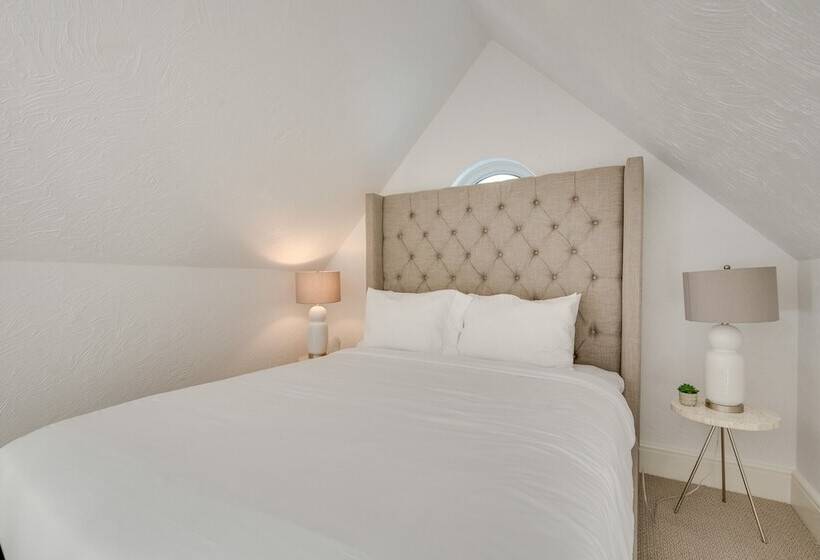 Beachfront Malibu House W/ Sauna & Ocean View Deck