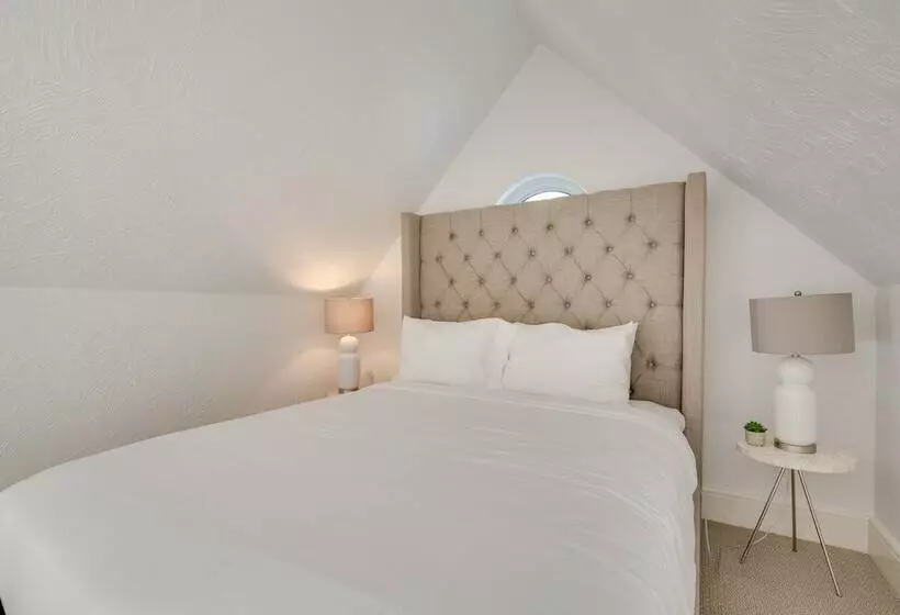 Beachfront Malibu House W/ Sauna & Ocean View Deck