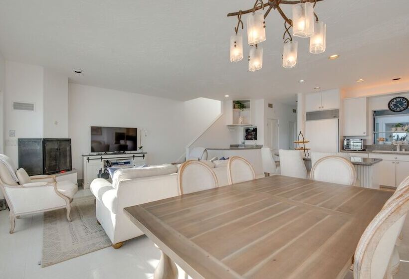 Beachfront Malibu House W/ Sauna & Ocean View Deck