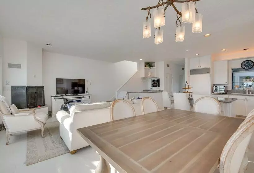 Beachfront Malibu House W/ Sauna & Ocean View Deck