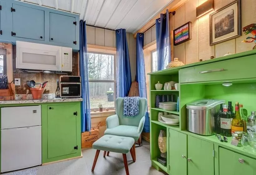 Bright Gladwin Cottage W/ Deck & Kayaks!