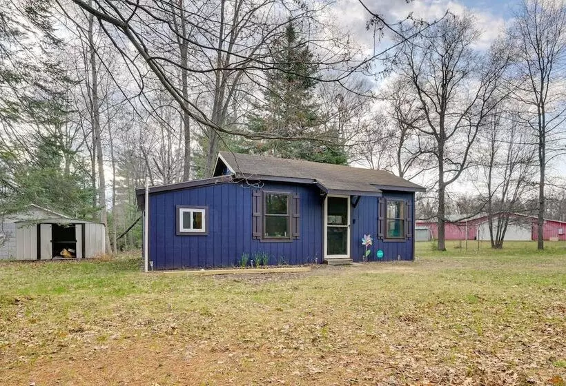 Bright Gladwin Cottage W/ Deck & Kayaks!