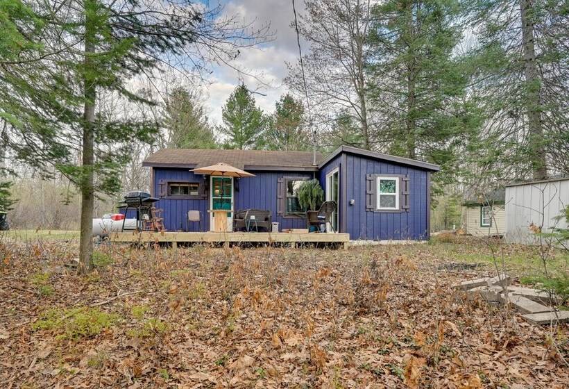Bright Gladwin Cottage W/ Deck & Kayaks!