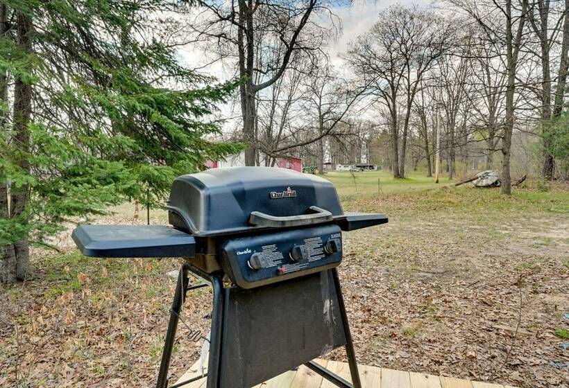 Bright Gladwin Cottage W/ Deck & Kayaks!