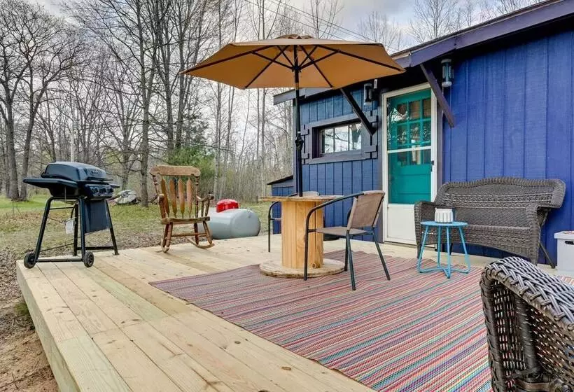 Bright Gladwin Cottage W/ Deck & Kayaks!
