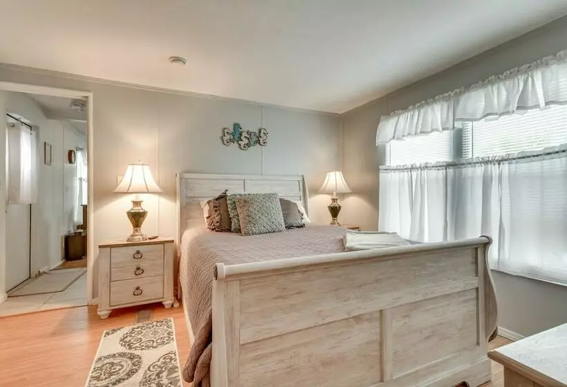 Bright Pensacola Home W/ Backyard   Pets Welcome!
