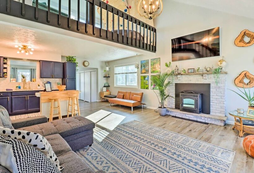 Bright Tobyhanna Retreat W/ Fire Pit, Walk To Lake