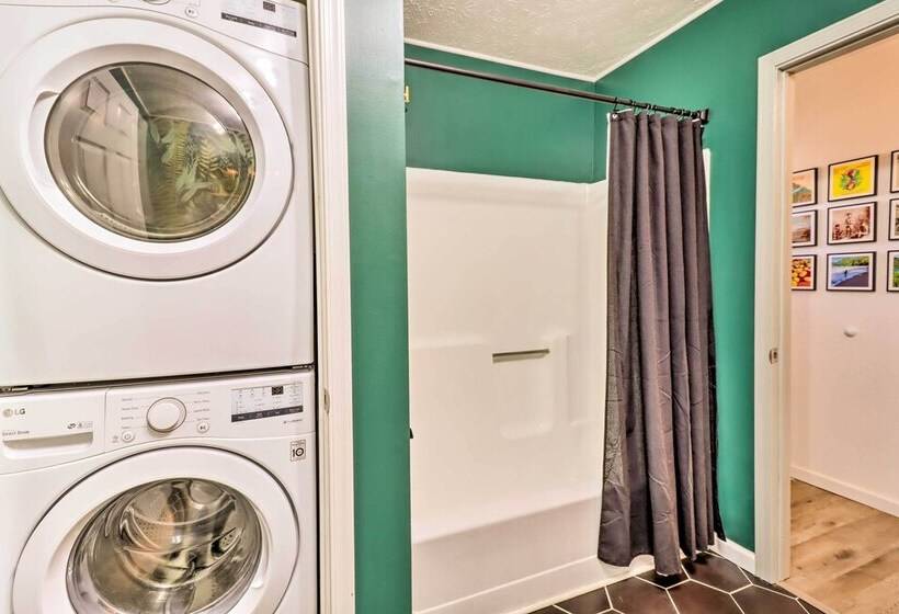 Bright Tobyhanna Retreat W/ Fire Pit, Walk To Lake