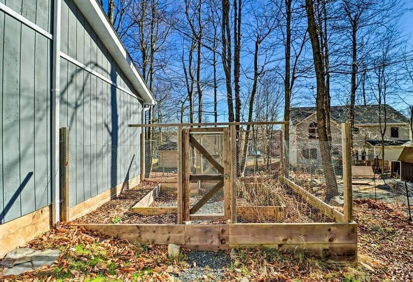 Bright Tobyhanna Retreat W/ Fire Pit, Walk To Lake