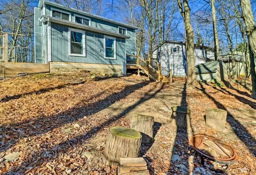 Bright Tobyhanna Retreat W/ Fire Pit, Walk To Lake