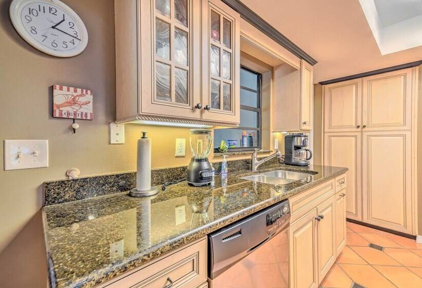 Canalfront Homosassa Escape W/ Private Dock!