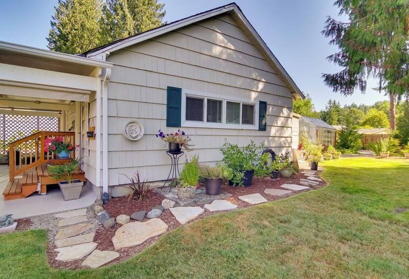 Charming Updated Retreat Walk To Lake Stevens!