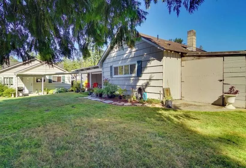 Charming Updated Retreat Walk To Lake Stevens!