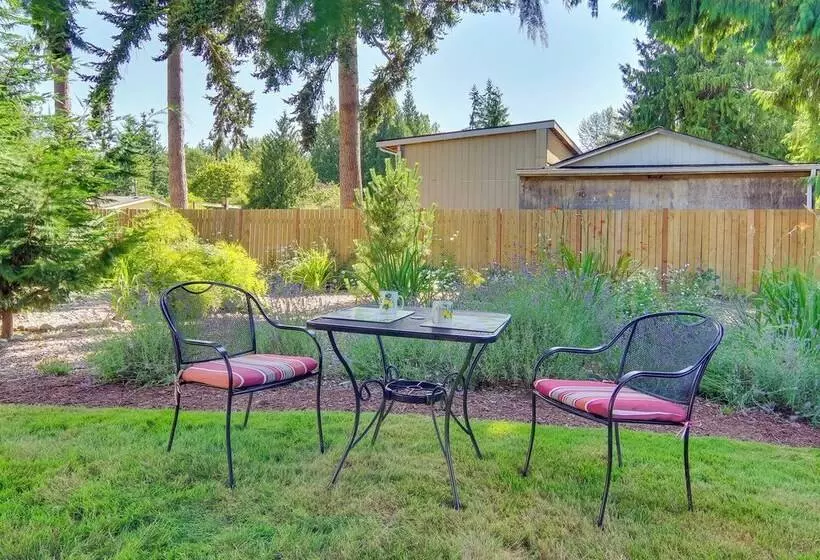 Charming Updated Retreat Walk To Lake Stevens!