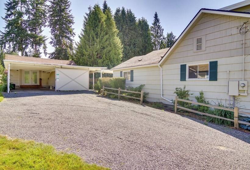 Charming Updated Retreat Walk To Lake Stevens!